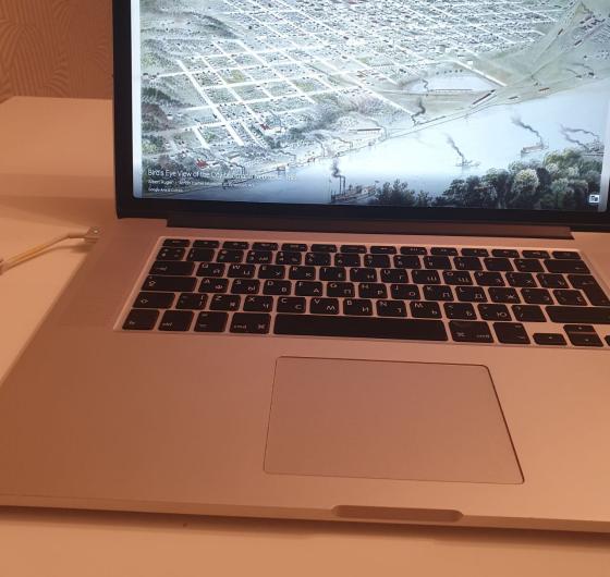 <p>Я оставил мой mac pro 2015 на пару часов, а когда вернулся, то трекпад отказался работать нормально. Курсор работал, а вот клик по тапу пришлось включить в настройках. Это было непривычно, а просто ребут привычное поведение тачпада не вернул.</p><p>Что помогло? Перезагрузка <a href="https://en.wikipedia.org/wiki/System_Management_Controller" target="_blank">SMC</a>.</p><h2>Чтобы перезагрузить smc:</h2><ol><li>Выключаем полностью mac и ждем секунд 20.</li><li>Зажимаем кнопку питания и Ctrl + Option + Shift (удерживая их все одновременно) примерно 10 секунд.</li><li>Включаем мак как обычно.</li></ol><p>Если MacBooks 2018 или моложе (с T2 чипом), то просто зажимаем кнопку питания на 15 секунд.</p><p>После перезагрузки, привычное поведение восстановилось.</p><h3>PS.</h3><p>Чтобы каждый менялся бэкграунд новой вкладки как на скриншоте, рекомендую установить <a href="https://chrome.google.com/webstore/detail/google-arts-culture/akimgimeeoiognljlfchpbkpfbmeapkh?hl=en" target="_blank">плагин Google Arts &amp; Culture</a> для хрома, который предлагает изображение из мировой галлереи искусств.</p>